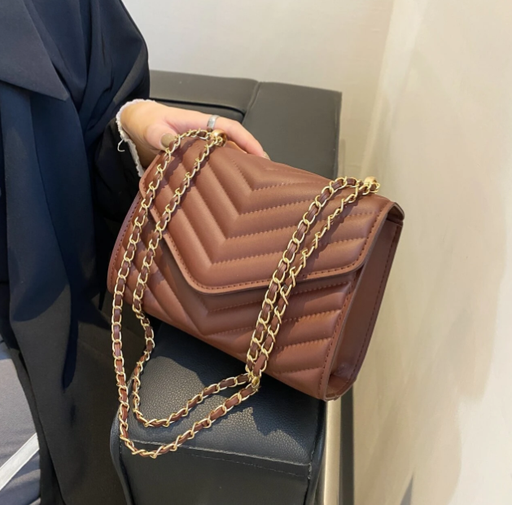  حقيبة كتف واحدة بسعة كبيرة بحزام سلسلة وديكور معدني ، حقيبة عصرية عارضة