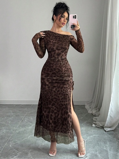 SHEIN Privé فستان أنيق أسيمتري الرقبة بفتحة عالية على الجانب مطبوع بنقشة الفهد، بأسلوب الصبغة المتدرجة والشبك المجعد